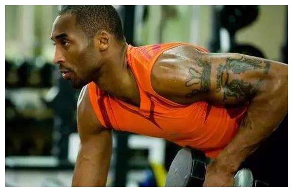 有种错觉叫科比没肌肉,看看他的发力照 这是什么水平?