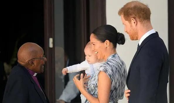 梅根儿子阿奇王子首露正面照,背带裤配毛线袜,气质太像爸爸哈里