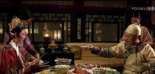 甄嬛传：雍正有多渣？吃饭时竟对皇后做这个恶心的动作！休闲区蓝鸢梦想 - Www.slyday.coM