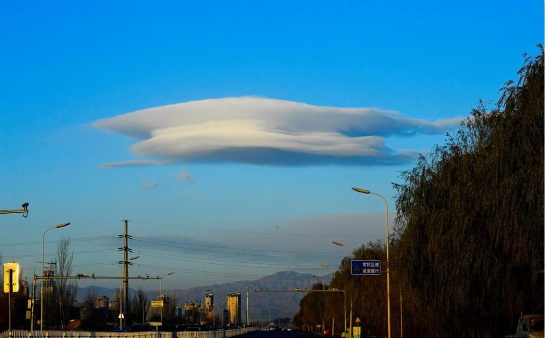 背景上空出现"筋斗云",真是太美了,网友:这其实是外星飞船吧