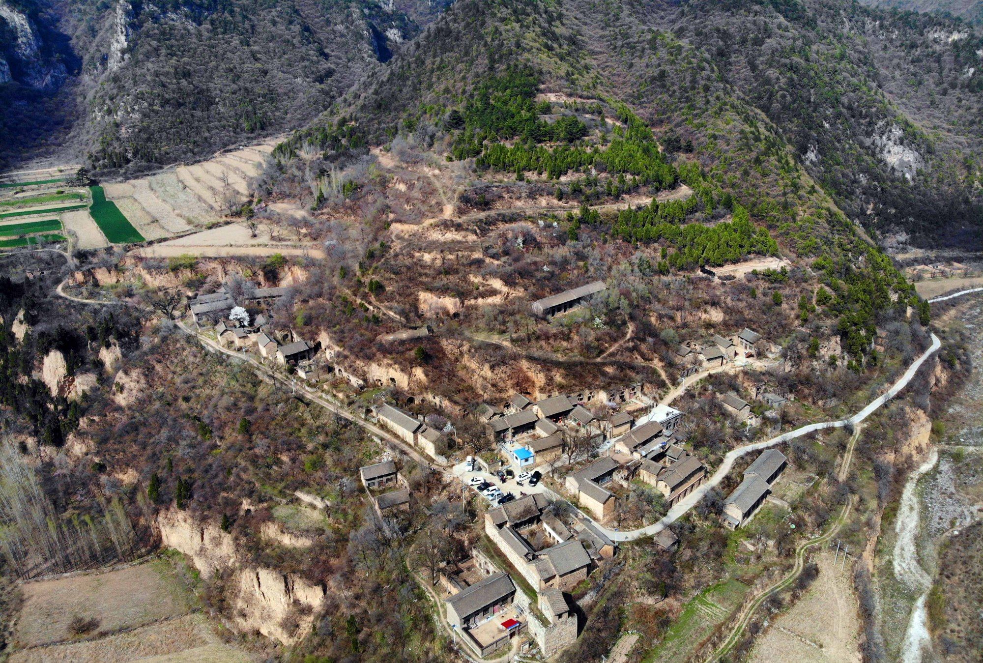 进山春游 无人机航拍到一个无人村 村里鲜花盛开 仿佛是世外桃源