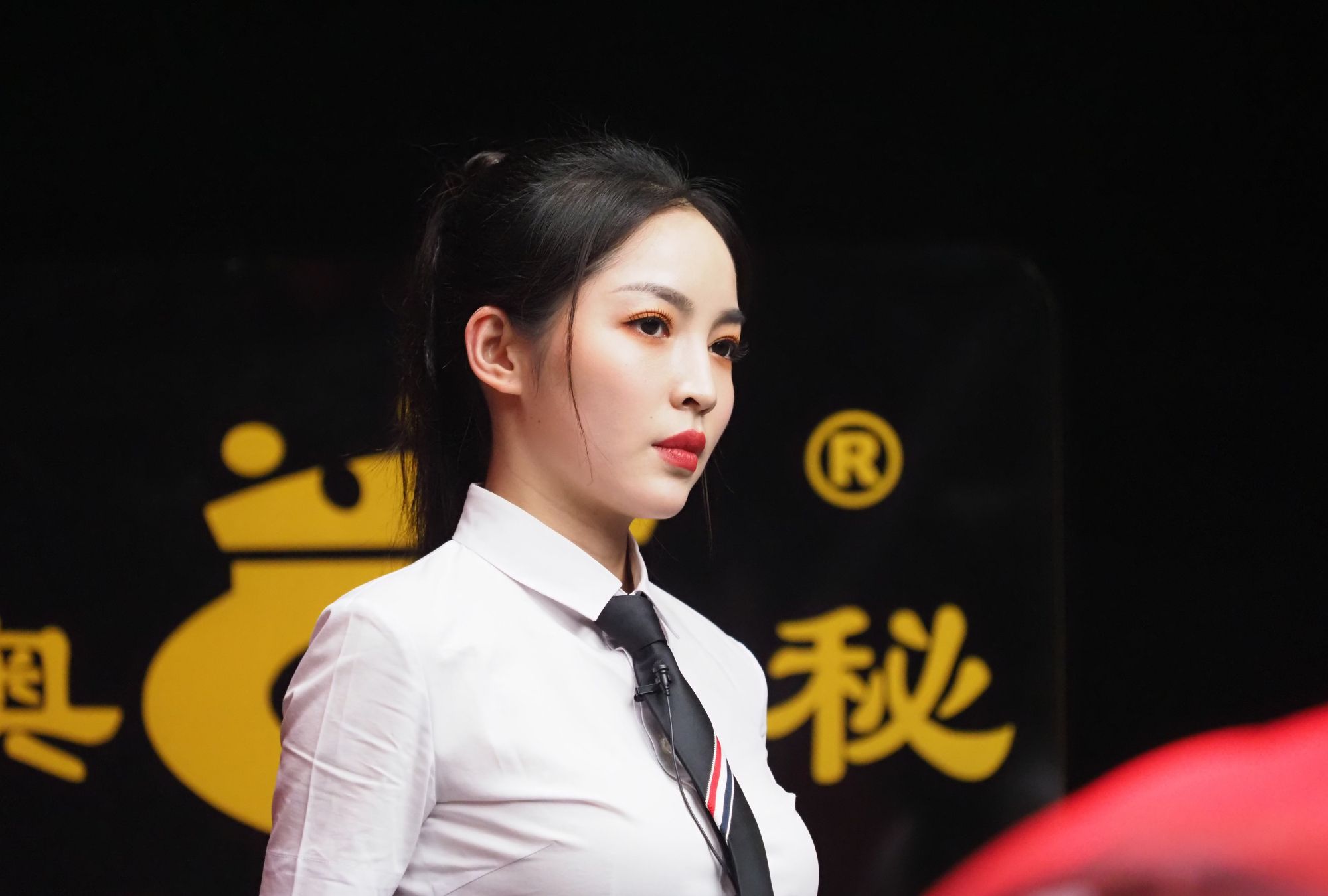 「图集」"最美台球裁判"王钟瑶执裁决金,一身学生装另一番风味