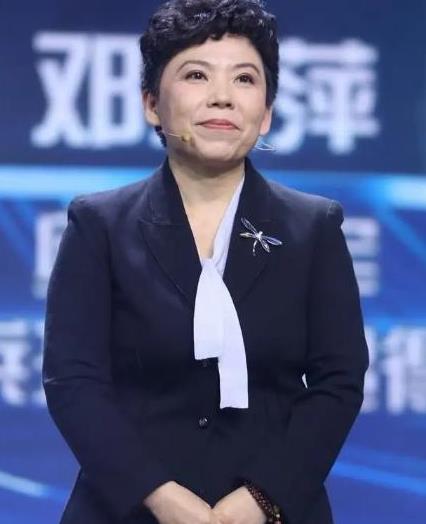 47岁邓亚萍状态真好，穿西服套装出活动，剪精致短发干练又利索