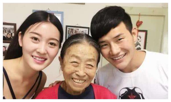 嘎子哥算是嫁入豪门,小兵张嘎老婆原来是她,家族背景强大