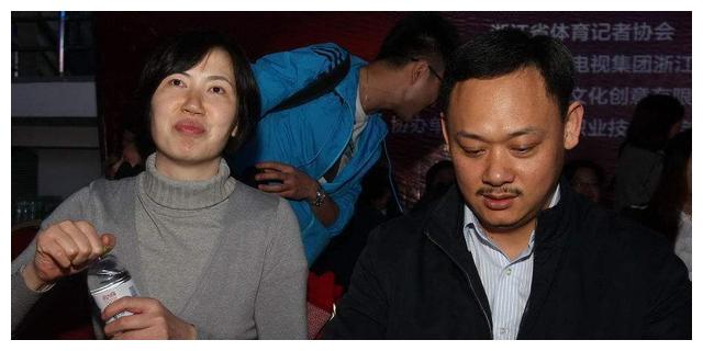 最令人羡慕的是,占旭刚娶了一位身材完美的空姐妻子,名叫姚健,两人