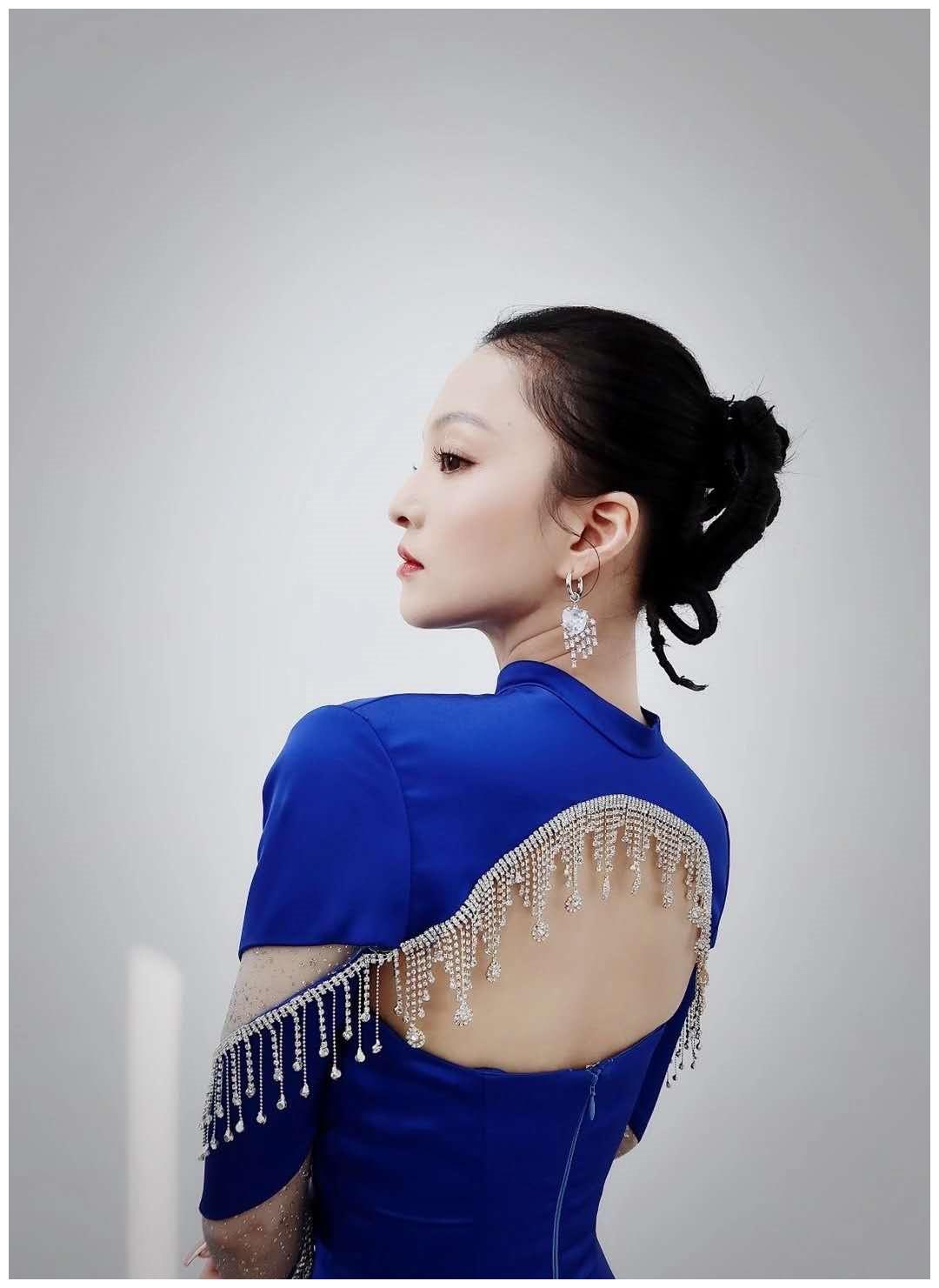 张韶涵宝蓝色修身裙,曲线玲珑显身材,网友调侃像酒瓶