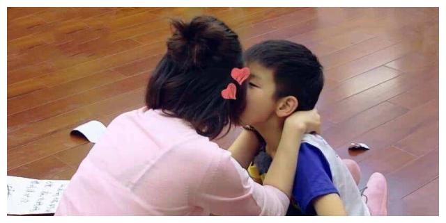 李嘉欣与8岁儿子共浴,当亲情越过界限,对孩子更多的是"伤害"