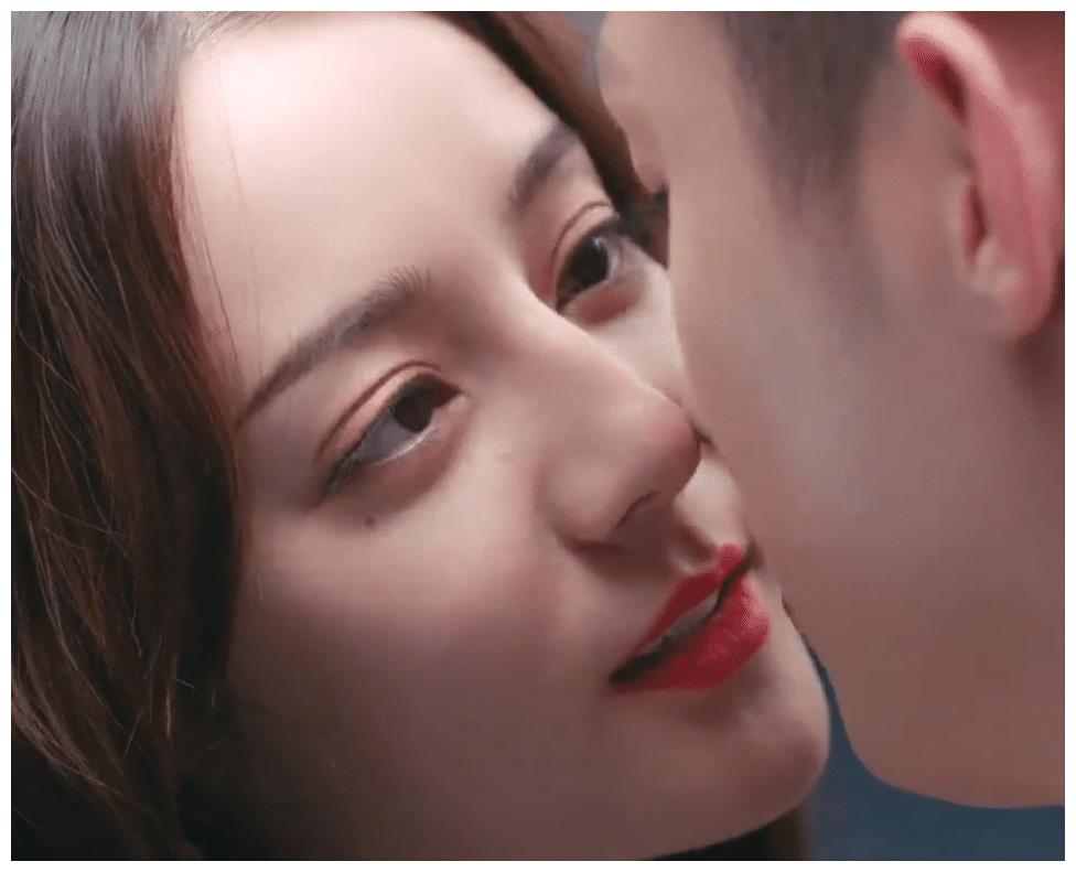 迪丽热巴新剧吻戏太撩人?见她吻完的反应,才懂啥是女演员的经验