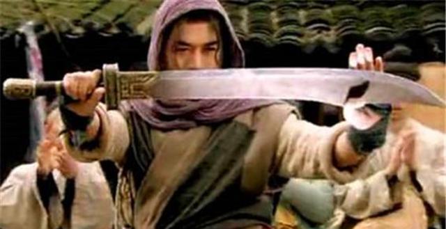 使一把青龙偃月刀,人称大刀关胜,在梁山泊英雄中排第五,五军五虎将第