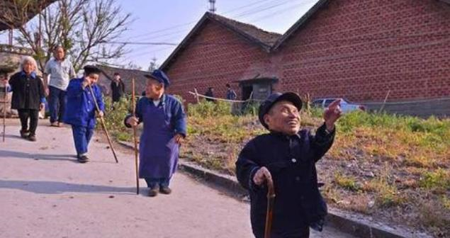 四川矮人村:老人普遍80厘米,却不是患有侏儒症,而是吃出来的休闲区蓝鸢梦想 - Www.slyday.coM 四川矮人村:老人普遍80厘米,却不是患有侏儒症,而是吃出来的休闲区蓝鸢梦想 - Www.slyday.coM