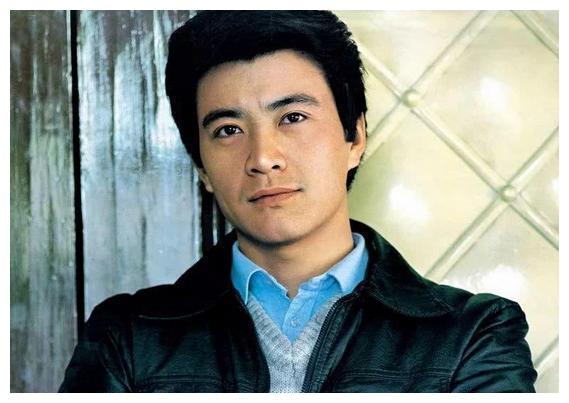 80年代最红的周里京:颜值不输柳云龙,却因一场灾难让他销声匿迹