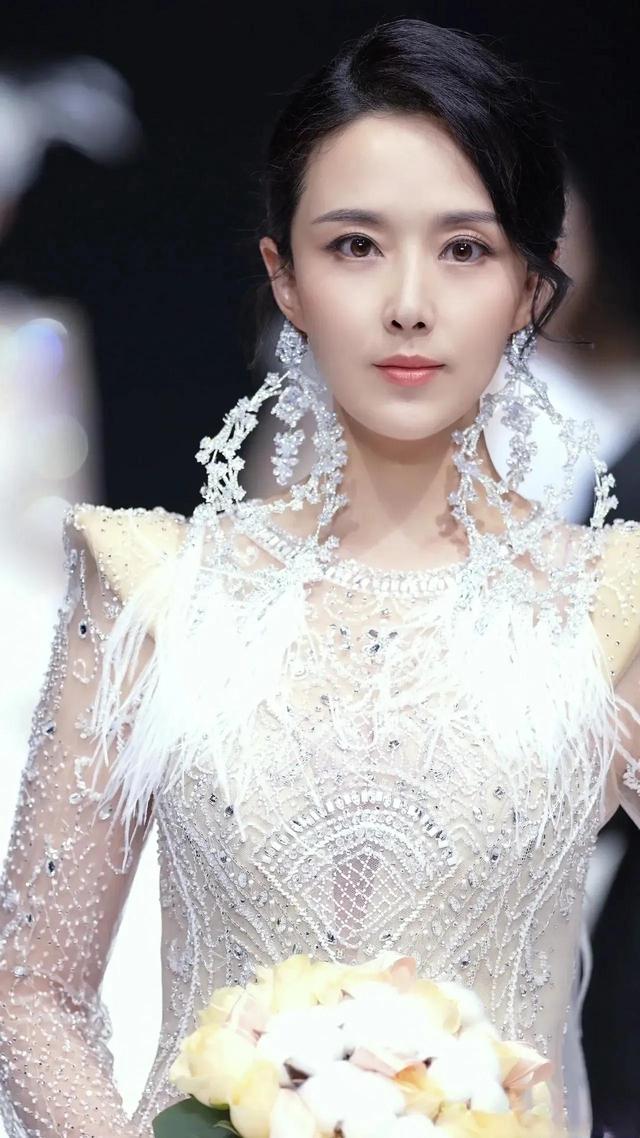 颜丹晨真漂亮!__财经头条