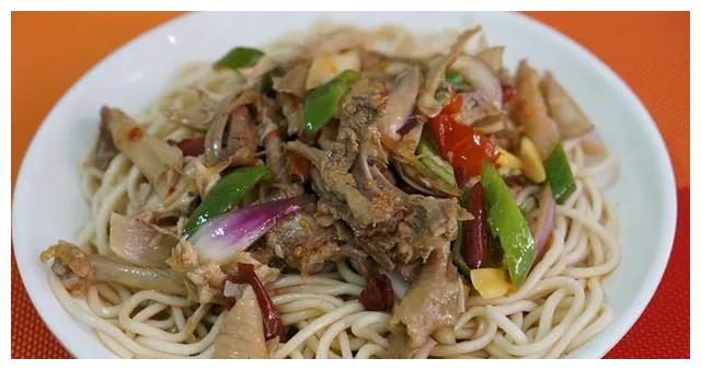 新疆美食拉条子拌面好吃
