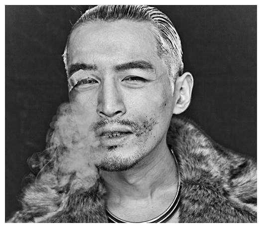 有一种"转型"叫胡歌锡纸烫,本以为会很丑,却意外帅到犯规!