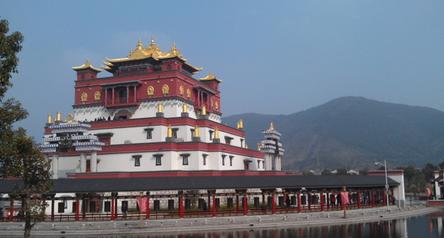 很多游客都喜欢来这里打卡,灵山景区其实是建立在灵山上的一个佛寺,是