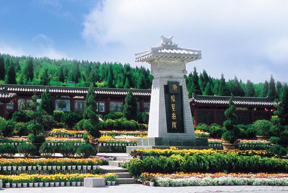 占地面积很大,而且蜿蜒盘旋,看起来像一条巨龙,秦始皇陵正好就在龙