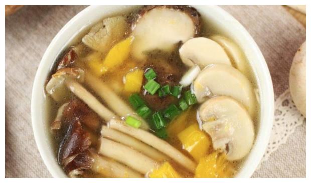 菌汤烧南瓜材料:南瓜,杂菌,葱花,水,盐,油,鸡粉做法1.