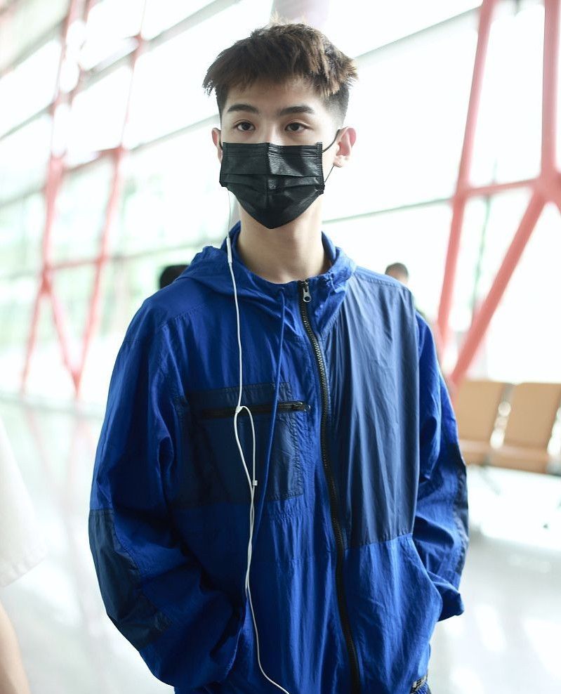 黄明昊:穿蓝色运动风外套酷帅十足,戴口罩上演侧颜杀,帅极了!