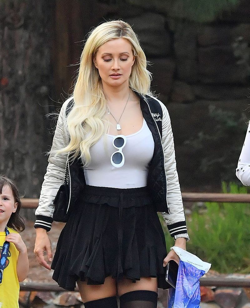 霍莉·麦迪森现身迪士尼乐园.