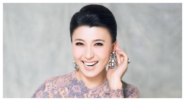 与冯巩潘长江多次合作,她被称春晚最美女演员,但她名字少人知晓