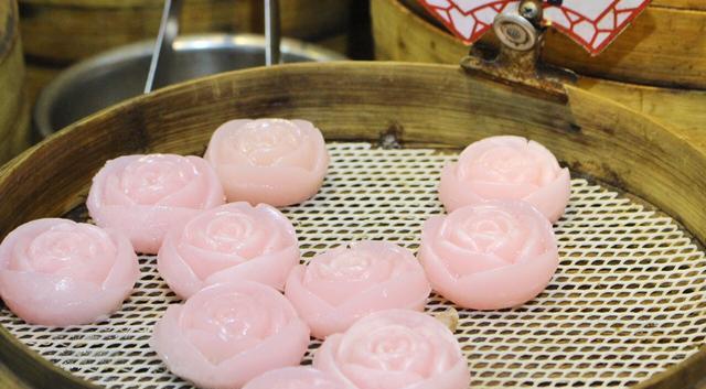 苏州老街上的糕点真是漂亮到不舍得吃 一个月都不带重样