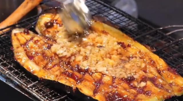 烤大蒜又是什么诡异的食物,味道很“黑暗”?吃过的人可不这么说休闲区蓝鸢梦想 - Www.slyday.coM 烤大蒜又是什么诡异的食物,味道很“黑暗”?吃过的人可不这么说休闲区蓝鸢梦想 - Www.slyday.coM