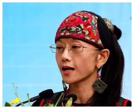 终身不生育,十几年没吃过米饭,没开美颜的杨丽萍衰老的吓人