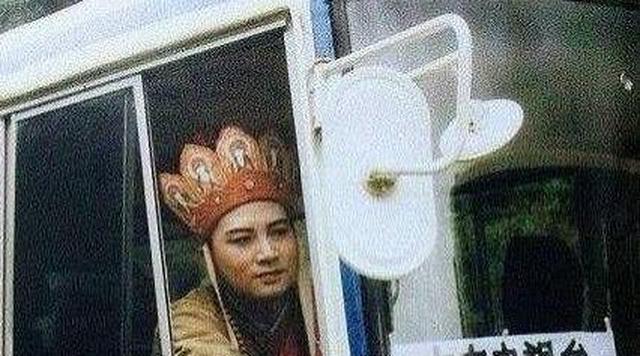 西游记仨唐僧剧照一个抽烟一个坐公交车一个与杨洁情同母子