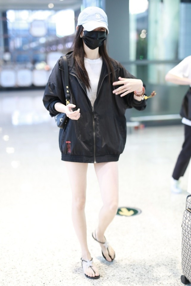 刘浩存穿卫衣搭凉鞋这才是青春的样子