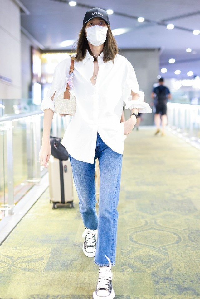 白衬衫搭牛仔裤都能这么时髦刘雯不愧是混时尚圈的人