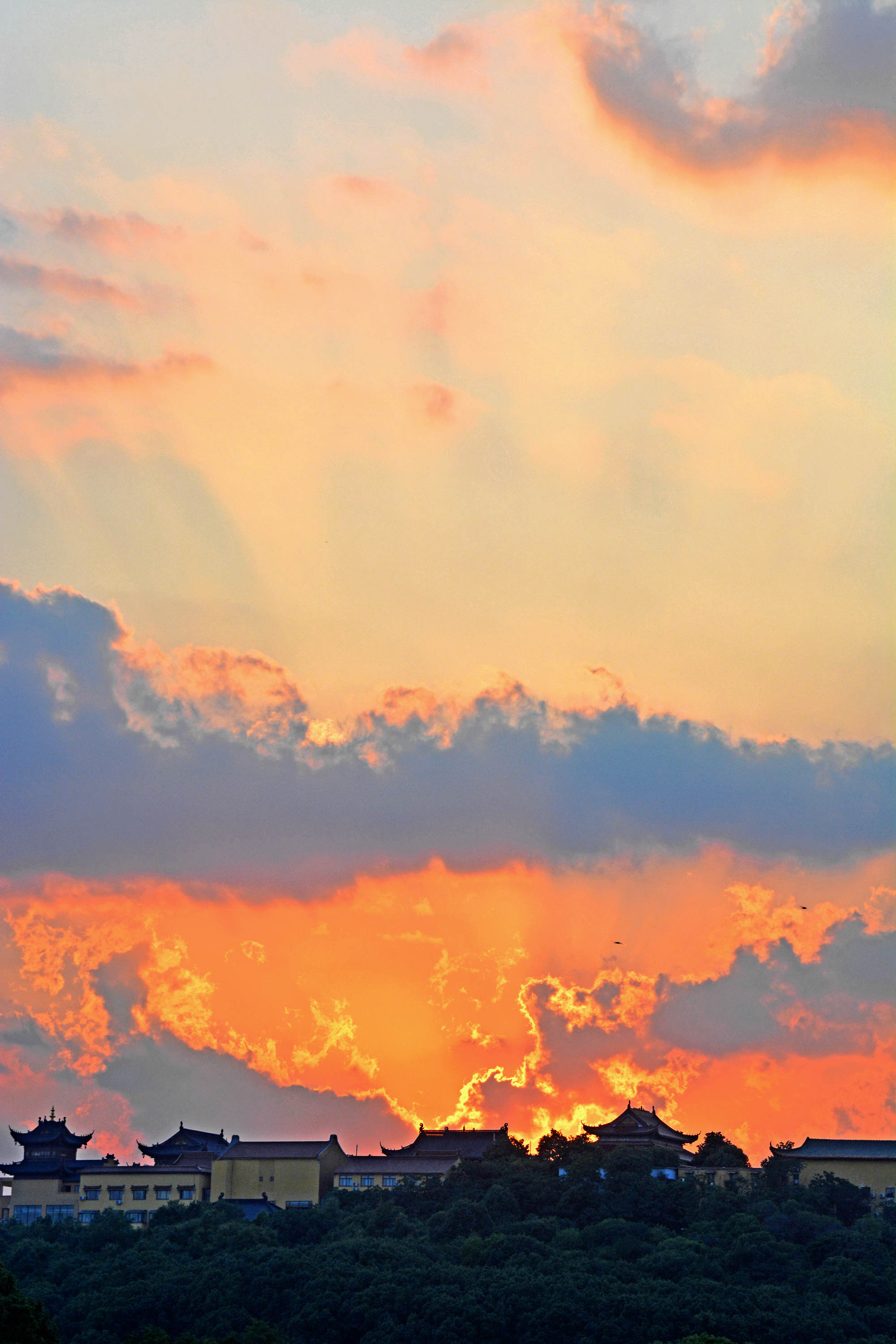 落日时分醉美山村如诗如画