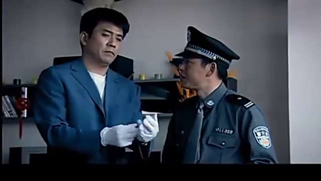 小伙查案需要指纹 拎着个拖把棍一路回到警察局 回头率真高