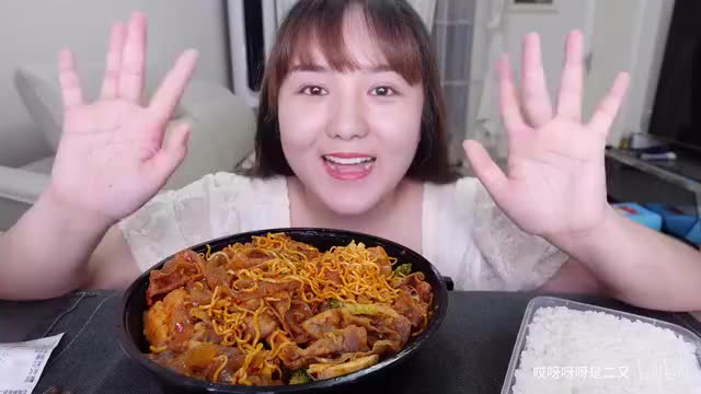 好好吃饭了美女胖妹吃麻辣香锅加肥牛方便面宽粉真香