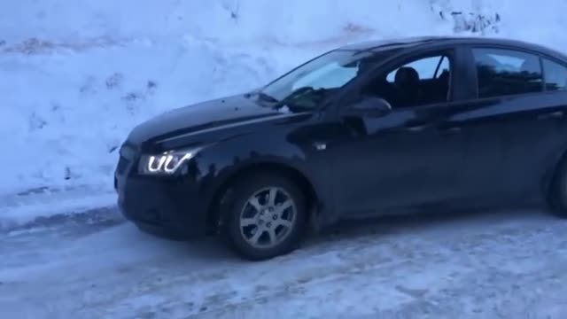 视频：危险的冰雪路面，两驱的雪佛兰科鲁兹前来挑战