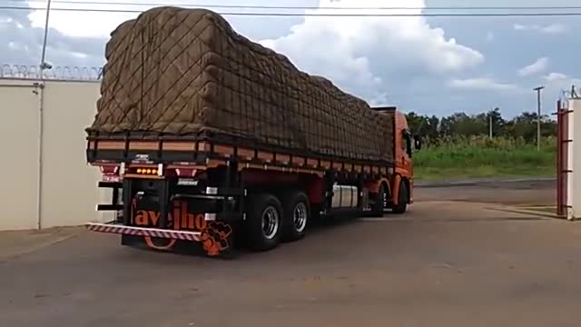 第一次见这种大货车,看上去很霸气,但是装的货并不多