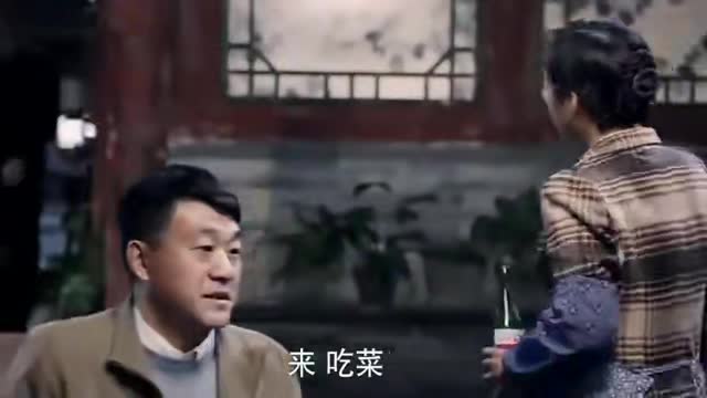 情满四合院：三大爷看到傻柱一家吃饭热热闹闹，看着自己都羡慕