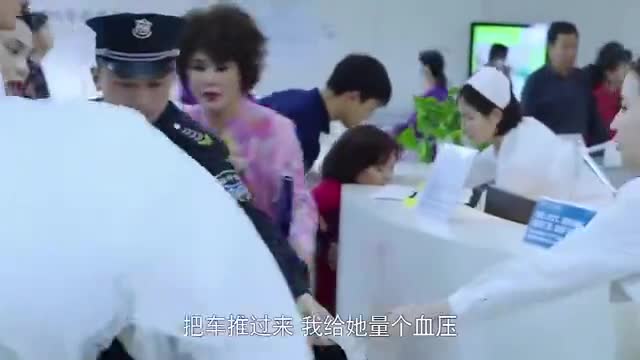 新娘抢救时不愿脱婚纱，结果医生一剪刀剪开，竟是肾衰竭