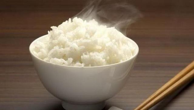 香喷喷饱满的米饭怎么蒸?教你几个妙招,粒粒饱满,又香又白