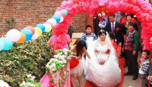 男友欠债30万,婚礼娘家没人来,弟弟结婚我送大礼,我妈脸都绿了