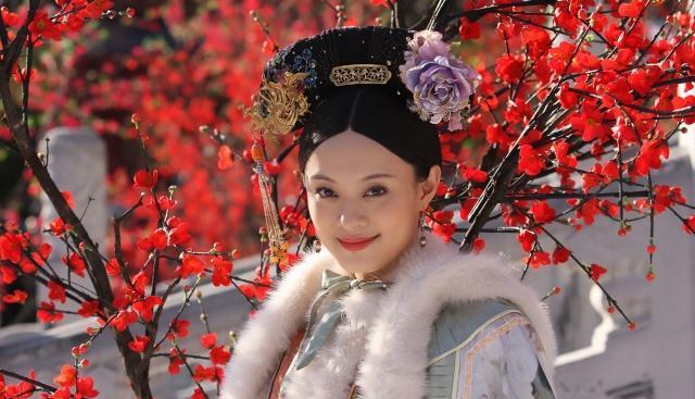 甄嬛传夏天戏冬天拍娘娘们为了更逼真穿着羽绒服抖腿嚼冰块