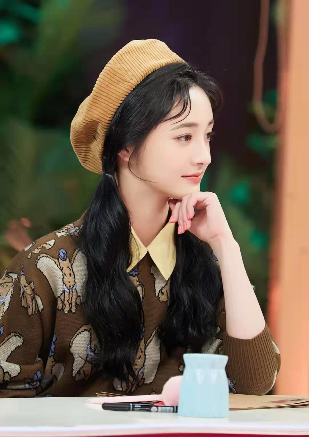 周洁琼高调换新发型粉色长发搭军绿色连衣裙又酷又美个性十足