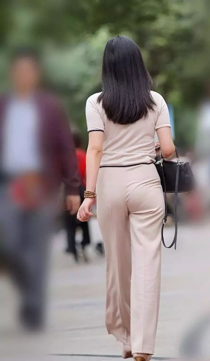 街拍身材微胖的辣妈一身连衣裙勾勒出完美身材让人赏心悦目