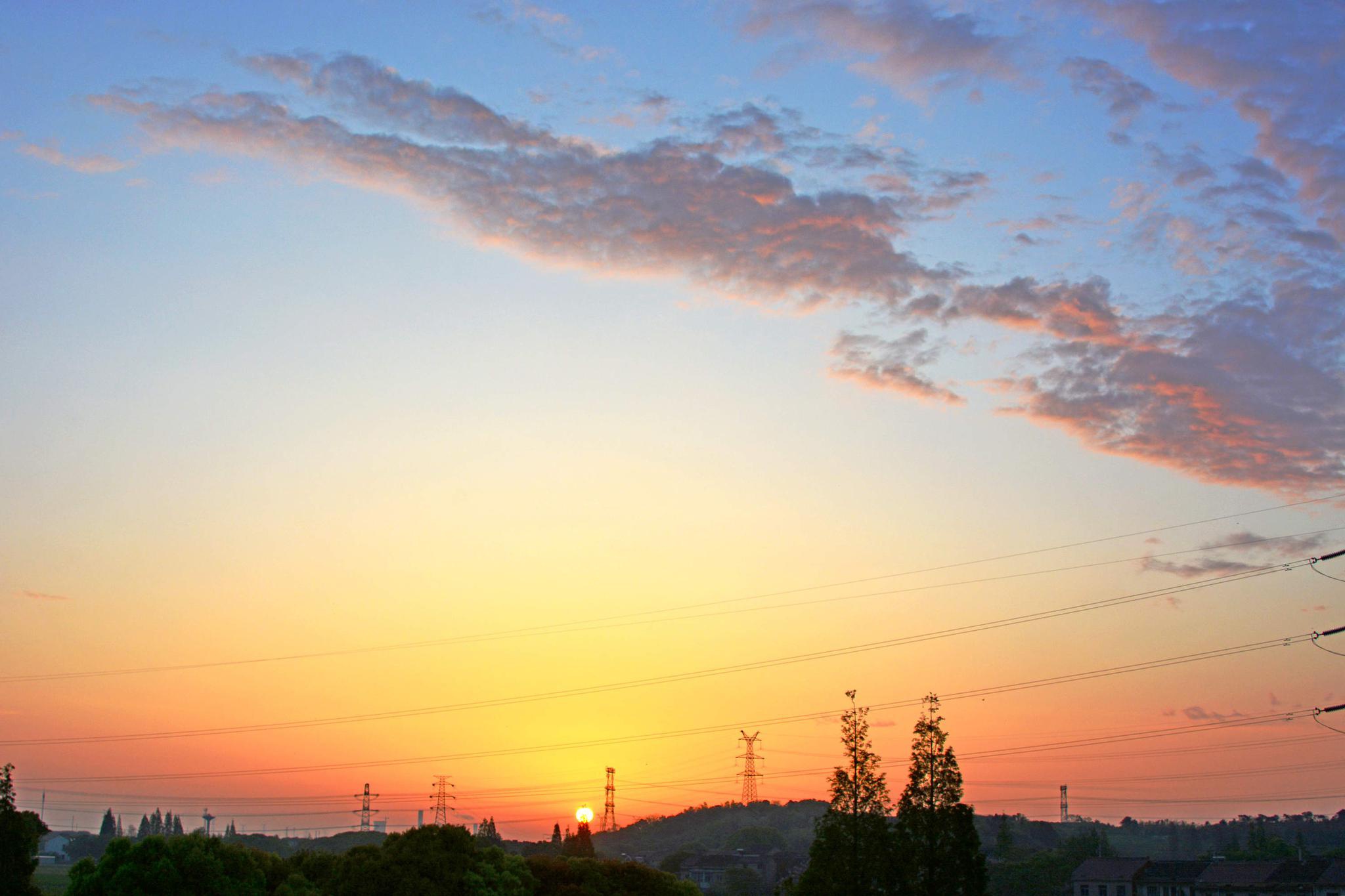 通常在台风到达前12天,天气能见度明显转好,天空出现大面积的卷积云
