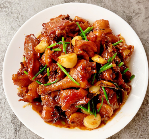 蒜香啤酒鸭,色泽红亮,肉质鲜嫩,咸香入味,消灭半锅米饭节奏