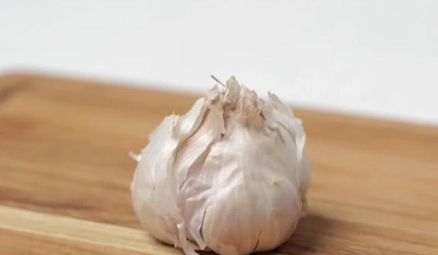 烤大蒜又是什么诡异的食物,味道很“黑暗”?吃过的人可不这么说休闲区蓝鸢梦想 - Www.slyday.coM 烤大蒜又是什么诡异的食物,味道很“黑暗”?吃过的人可不这么说休闲区蓝鸢梦想 - Www.slyday.coM