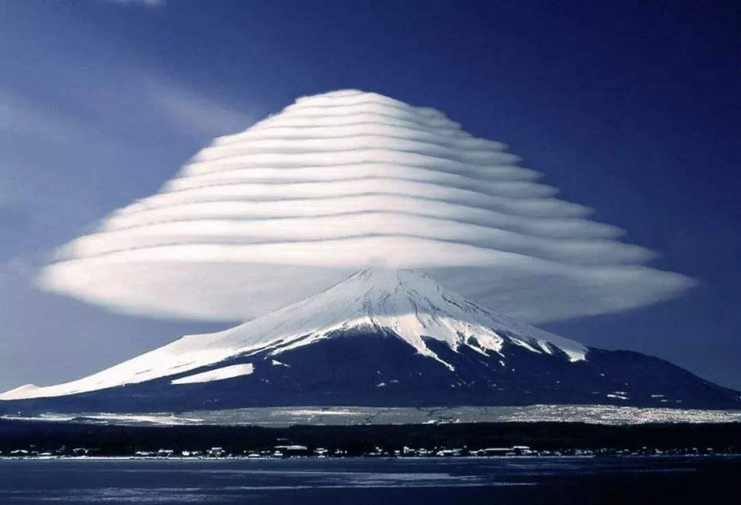 背景上空出现"筋斗云",真是太美了,网友:这其实是外星飞船吧