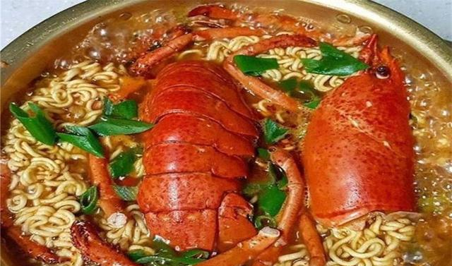 普通人和土豪吃泡面对比,吃的就不是泡面,这样炫富真的不好|炫富