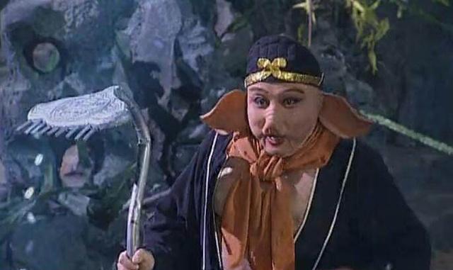 西游记为什么灵感大王一看兵器就笑猪八戒是半路出家的和尚