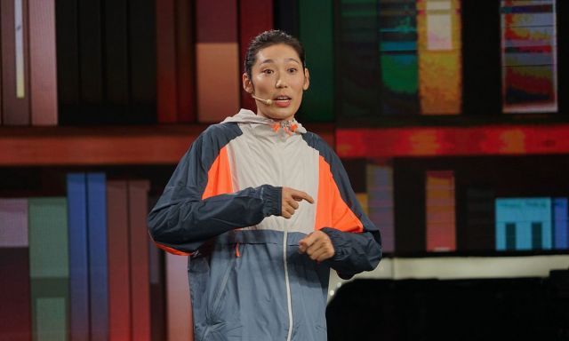 朱婷参加央视《开讲啦》节目录制,现场与撒贝宁比心合影