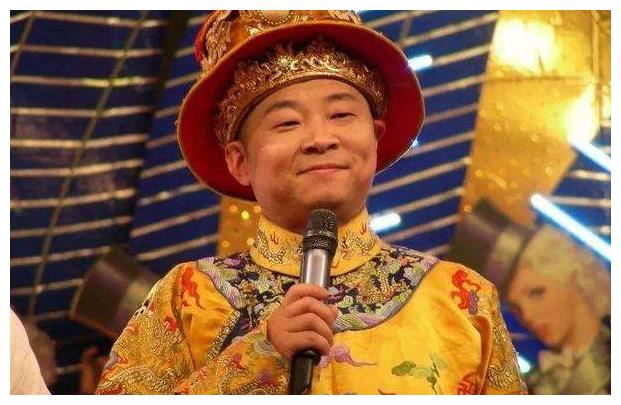 51岁的"三德子"养鸡身价不菲,豪车不开爱骑小电驴,娶1米8娇妻